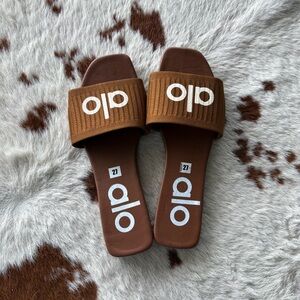 ALO Yoga Chestnut Slide Sandals